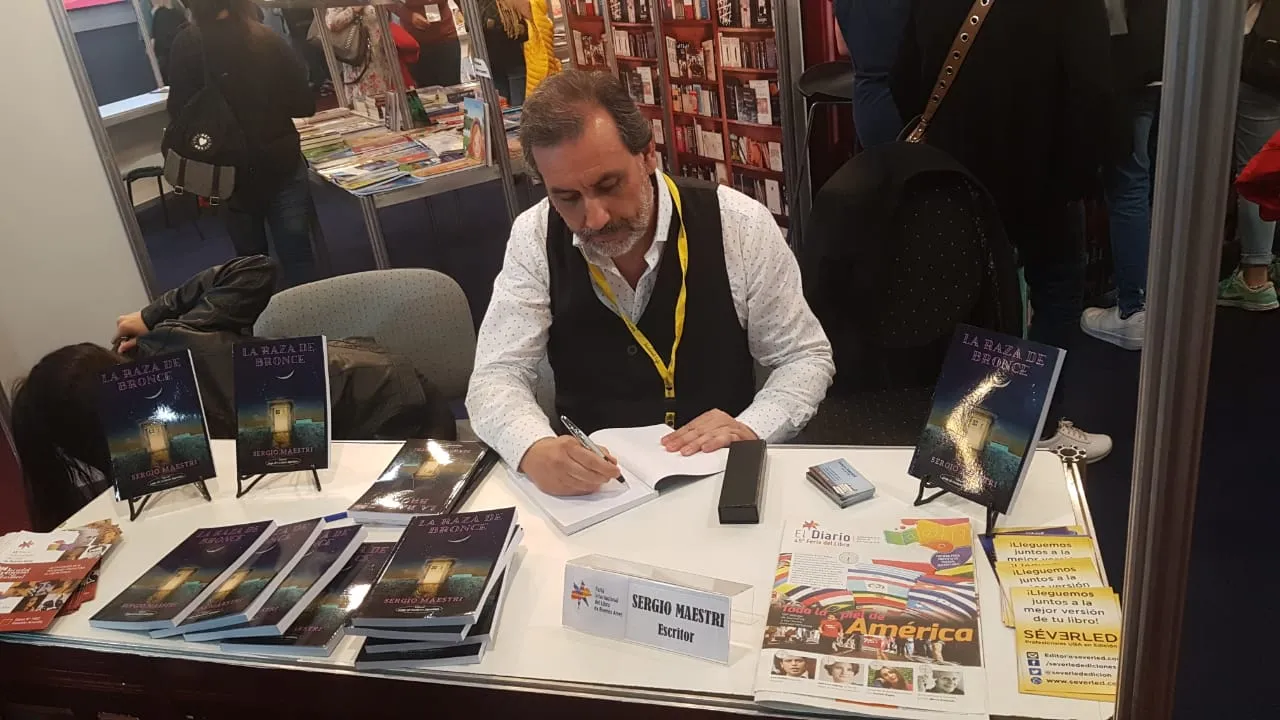 Feria del Libro de Bs As - Firmando ejemplares de La raza de bronce
